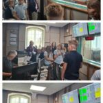 Uczniowie zwiedzają studio stacji radiowej i obserwują przez szklaną szybę pracę prezenterów.