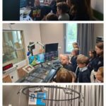 Dzieci zwiedzają stację radiową, poznając studia i sprzęt wraz z pracownikami w trzech różnych pomieszczeniach.