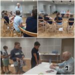 Podczas imprezy organizowanej w pomieszczeniu, obejmującej zajęcia grupowe i indywidualne, dzieci nawiązują kontakt z starszym mężczyzną.