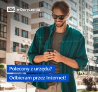 Uśmiechnięty mężczyzna w okularach przeciwsłonecznych korzysta z telefonu na świeżym powietrzu; polski tekst promuje oficjalne usługi poczty elektronicznej.