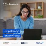 Kobieta w niebieskim swetrze korzysta z laptopa w domu, promując w języku polskim cyfrowe listy polecone.