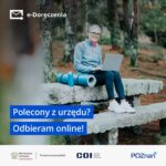 Starsza kobieta w okularach korzystająca z laptopa na kamiennej ławce, obok niej mata do jogi, na świeżym powietrzu w parku.