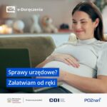 Uśmiechnięta kobieta w ciąży korzystająca z laptopa; w tle widoczne są oficjalne logo oraz tekst w języku polskim dotyczący e-usług.